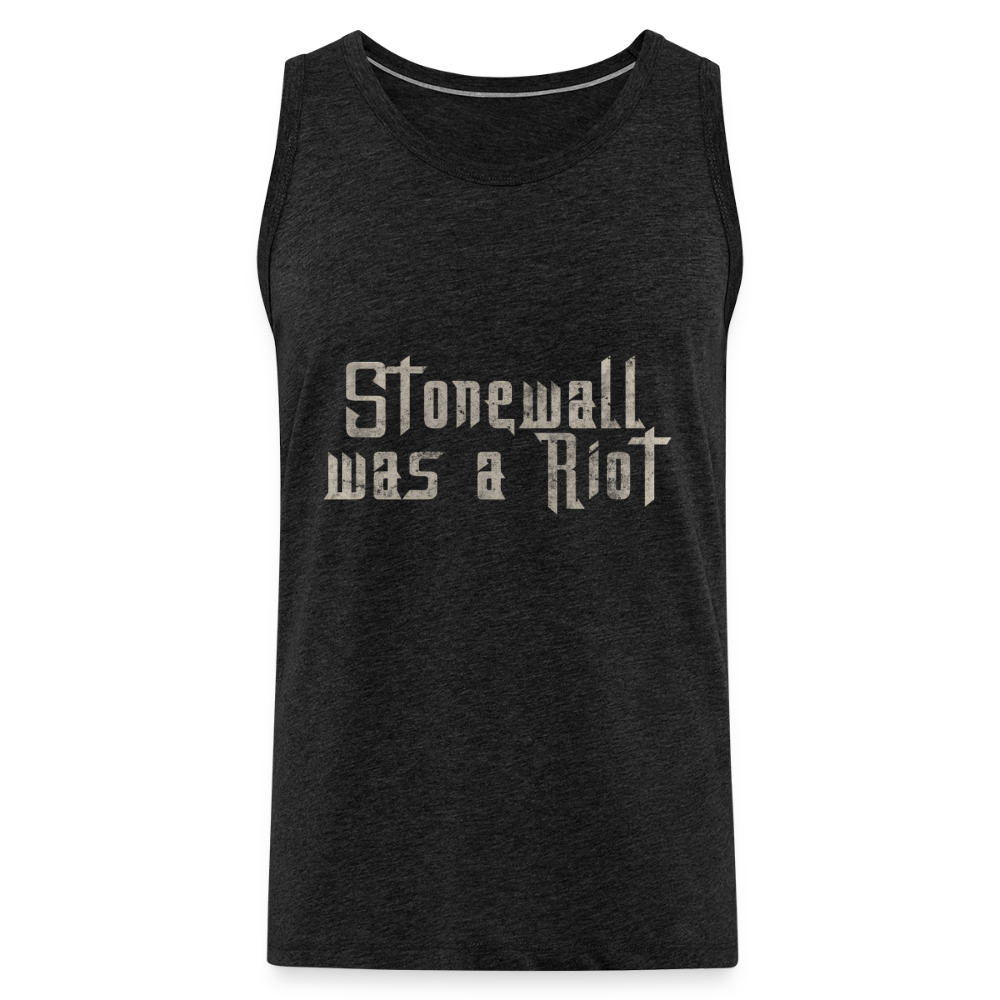 Auf dem dunkelgrauen Hintergrund (Anthrazit) des freigestellten Tank Tops hebt sich der helle Schriftzug „Stonewall was a Riot“ deutlich ab. Die raue Stencil-Optik erinnert an die kompromisslosen Anfänge des queeren Widerstands.