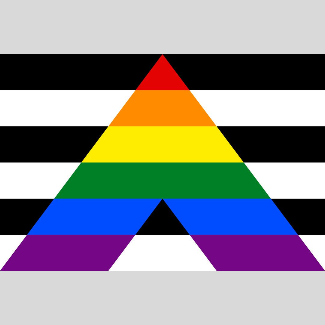 Eine flache digitale Grafik der Straight Ally Flagge. Der Hintergrund besteht aus sechs horizontalen Streifen, die abwechselnd schwarz und weiß sind. In der Mitte der Flagge befindet sich ein großes „A“ in den sechs Farben der klassischen Regenbogenflagge (Rot, Orange, Gelb, Grün, Blau, Violett), wobei das „A“ wie ein nach oben spitz zulaufendes Dreieck geformt ist.