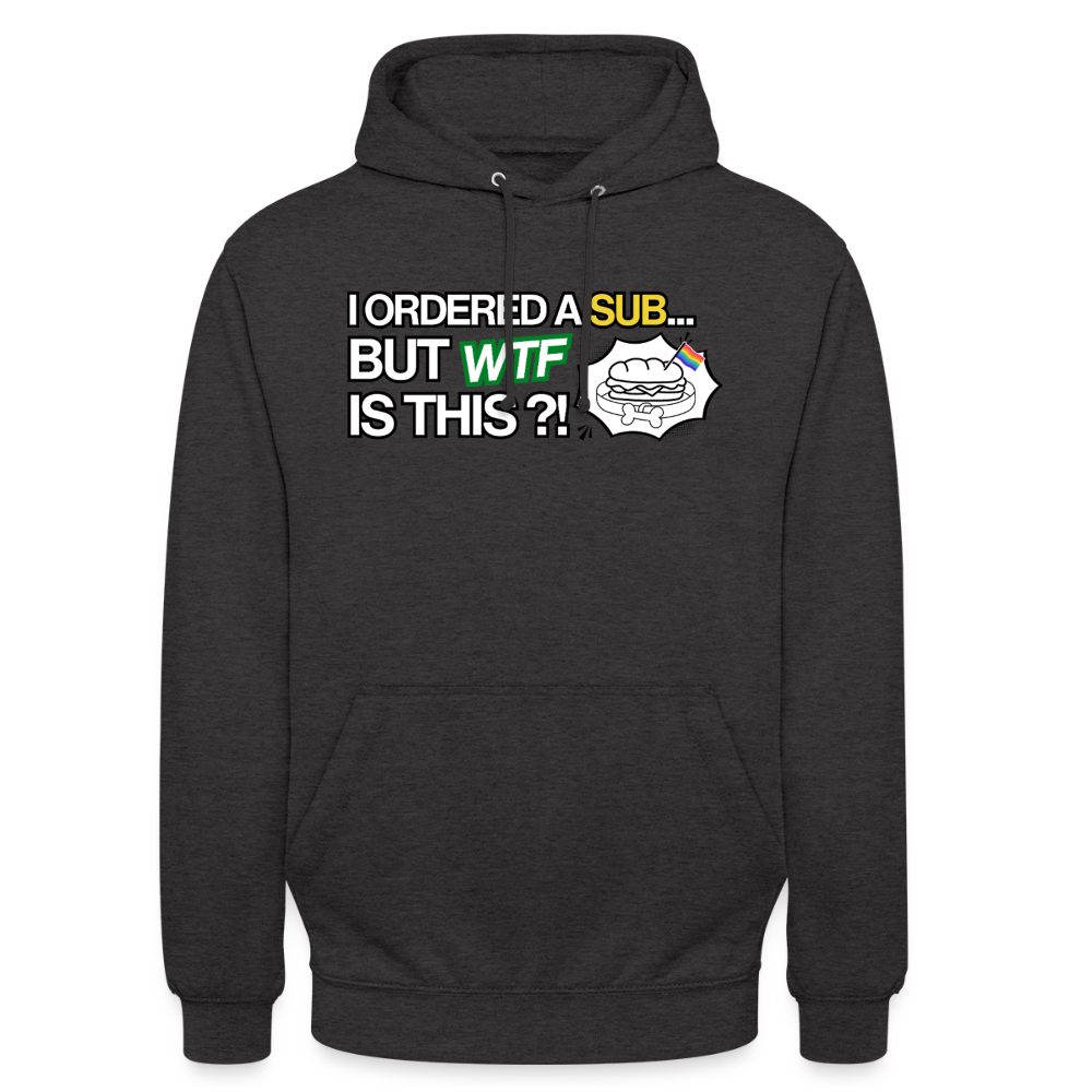 Freigestellter Premium-Hoodie im dunklen Anthrazitton mit dem viralen Puppy-Play-Meme auf der Brust. Die bunte Regenbogenflagge hinter der witzigen Welpenohren-Zeichnung sorgt für ein klares, sex-positives Statement innerhalb der BDSM-Subkultur.