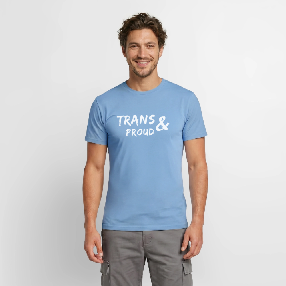 In einem hellblauen Carolina-Blue-Shirt zeigt sich das Modell für die LGBTQ+-Community. Der Pastellton des Oberteils harmoniert fließend mit den integrierten Streifen der Progress-Pride-Flagge unter dem zentralen Text.