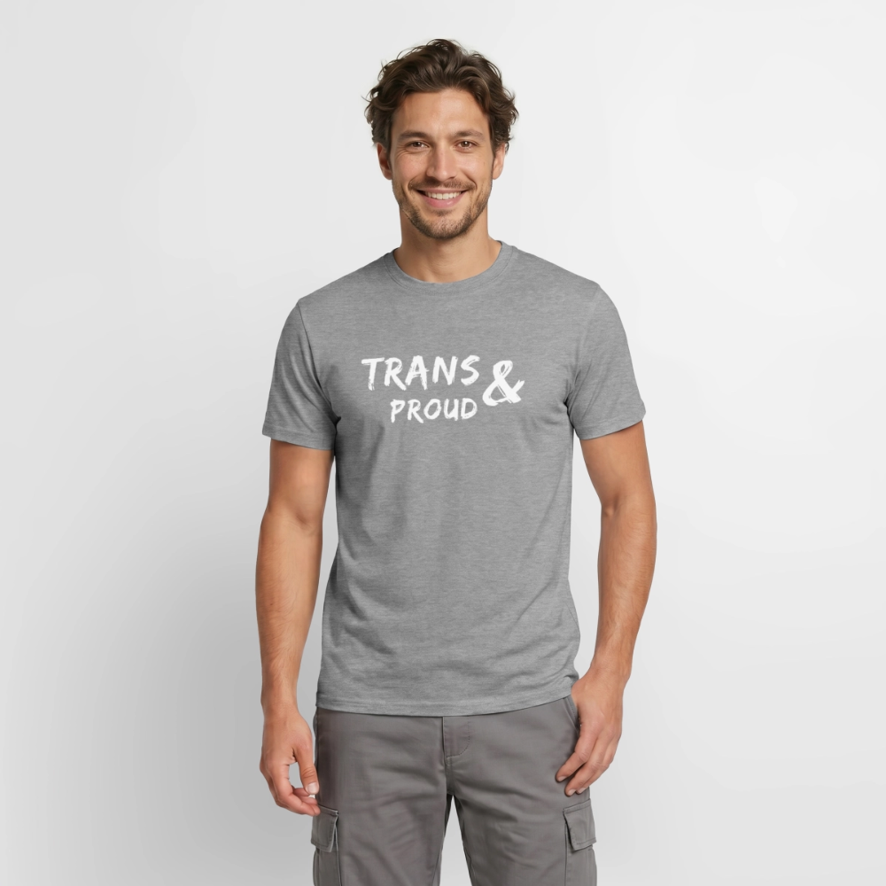Das Modell trägt das graphit-melierte Aktivismus-Shirt von PrideLAB. Der weiße Schriftzug mit den feinen Farblinien der Trans-Flagge kommt auf dem dunklen, strukturierten Stoff besonders ausdrucksstark zur Geltung.