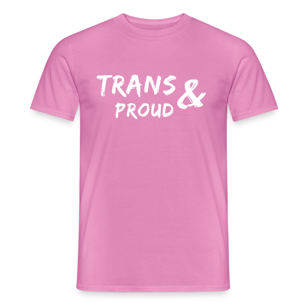 Knallpinkes T-Shirt als digitaler Freisteller auf transparentem Grund. Das ausdrucksstarke Design verbindet die leuchtende Stofffarbe mit dem stolzen Schriftzug für die transgender und nicht-binäre Community.