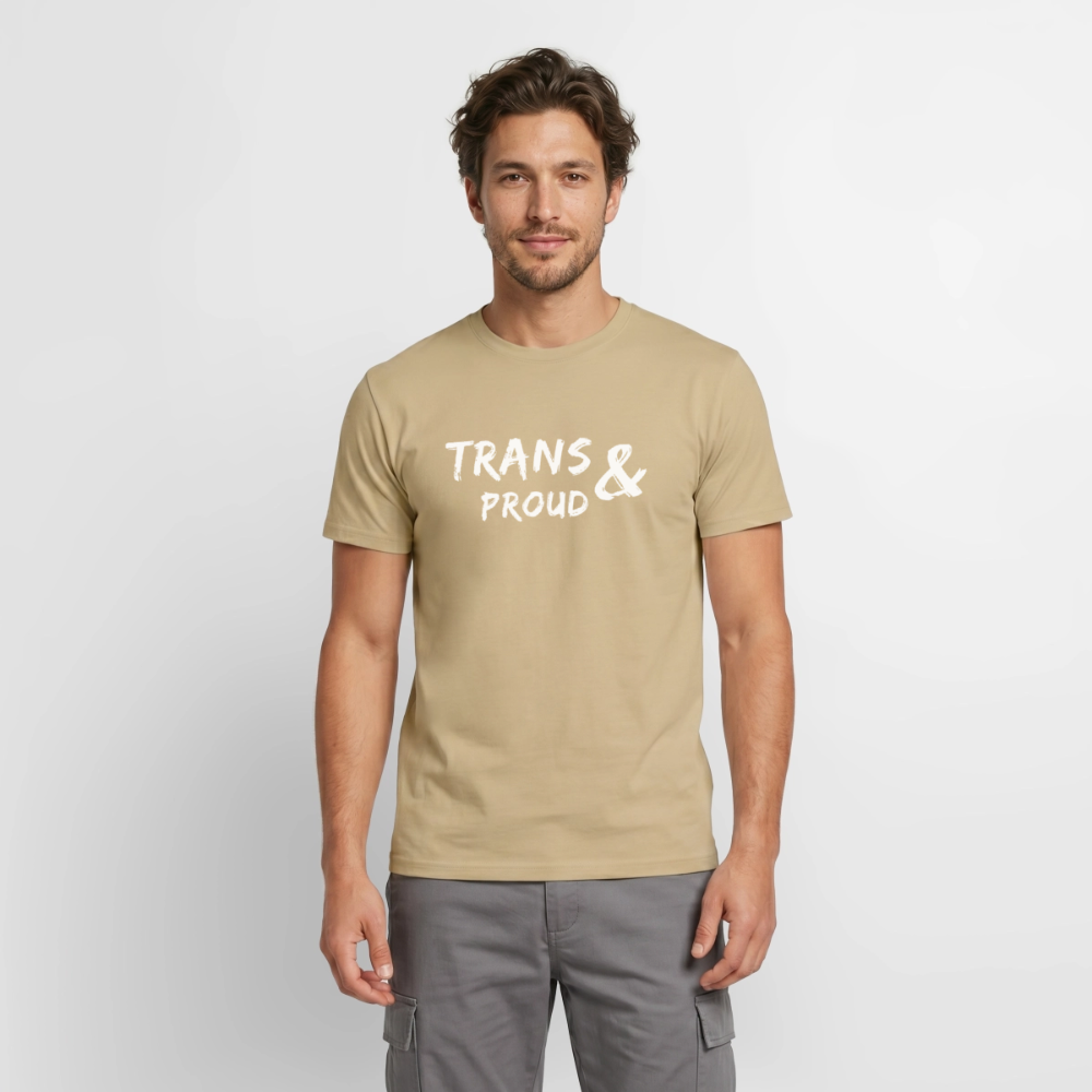 Das Modell posiert im sandbeigen Pride-Shirt für ein unmissverständliches Zeichen der Sichtbarkeit. Der dezente Naturton des Stoffes rückt den weißen Text und die hellblau-rosa-weißen Linien deutlich in den Fokus des Betrachters.