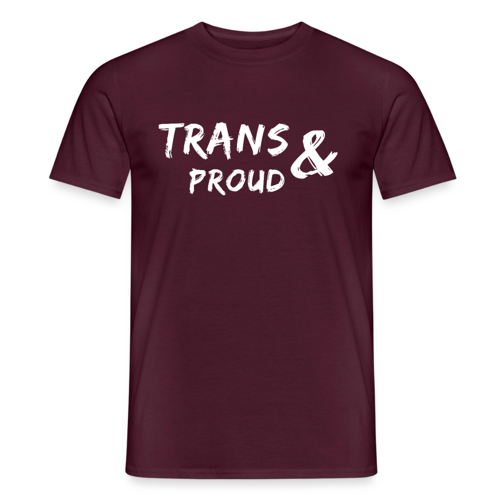 T-Shirt im Farbton Ziegelrot, flach präsentiert vor transparentem Hintergrund. Eine ausdrucksstarke Kombination aus warmem Stoffuntergrund und politischem Statement-Print für den nächsten CSD oder Demonstrationen.