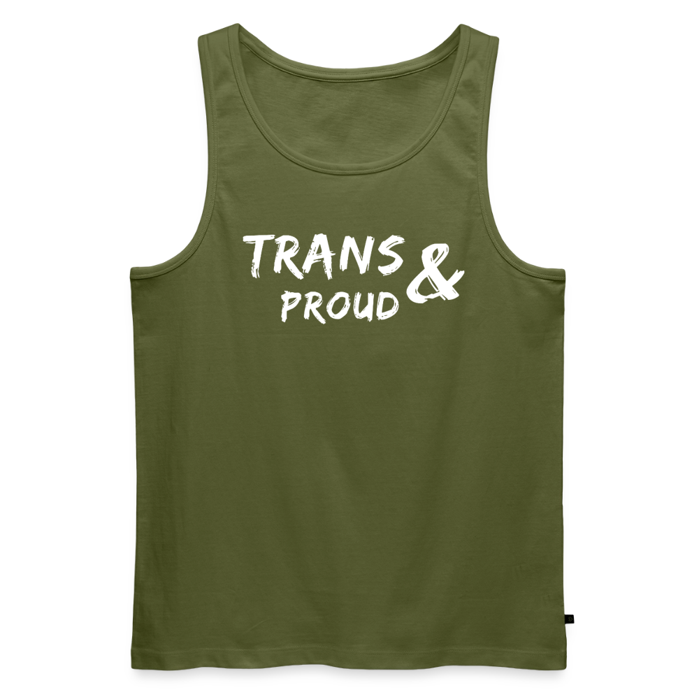 Ein olivfarbenes Khaki-Unterhemd ohne Ärmel als sauberer Webshop-Freisteller. Der präzise weiße Aufdruck „TRANS AND PROUD“ setzt ein starkes Zeichen für Gleichberechtigung und Solidarität innerhalb der LGBTIQ+-Community.