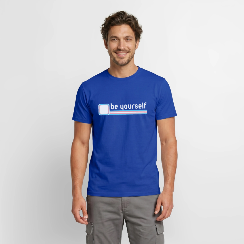 Präsentation des dunkelblauen T-Shirts an einem Model. Der weiße Schriftzug "be yourself" wird von den markanten Trans-Flaggen-Farben getragen – ein sichtbares Zeichen für queere Selbstliebe und echten Pride.