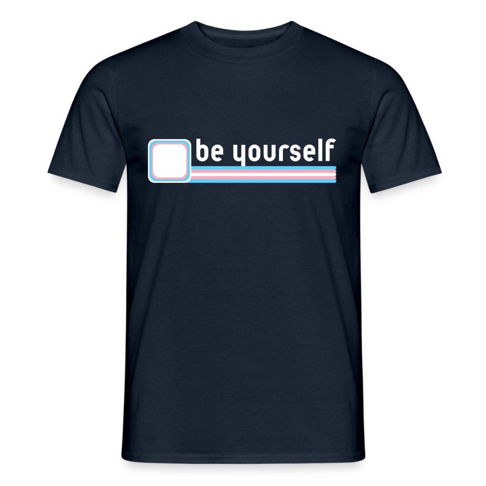 Navyblaues T-Shirt auf transparentem Grund. Die weiße Typografie "be yourself" und das Checkbox-Symbol in den Trans-Farben rücken die eigene Identität kompromisslos in den Vordergrund.