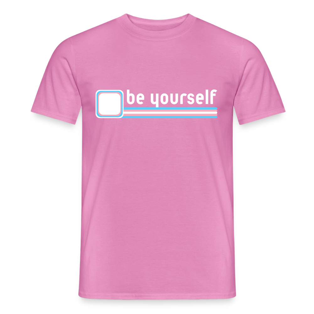 Freigestelltes pinkes T-Shirt mit der unmissverständlichen Typografie „be yourself". Die Linien in Hellblau, Rosa und Weiß verbinden sich zu einem starken Statement für die Transgender-Community.