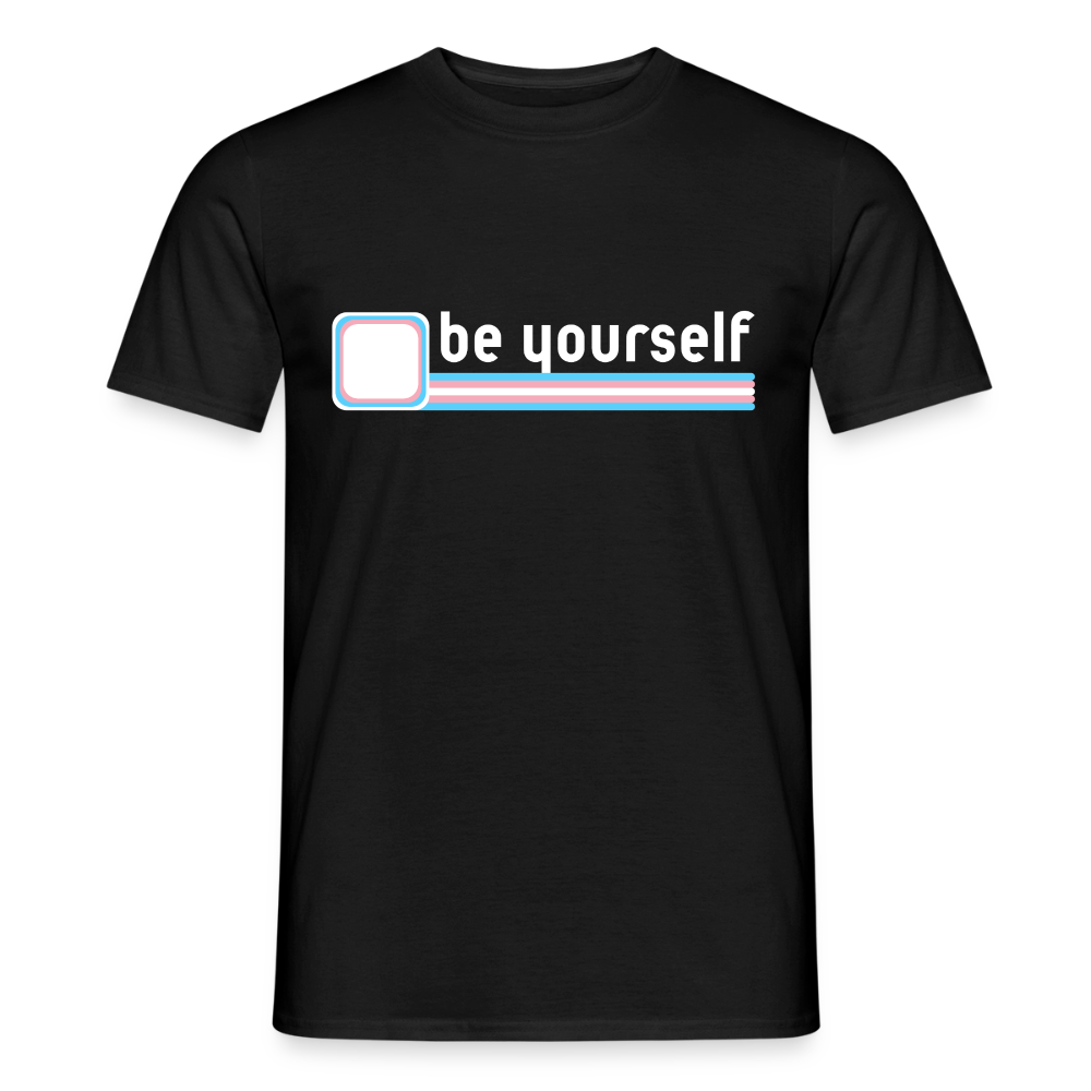 Freigestelltes schwarzes T-Shirt, auf dem die Farben der Trans-Flagge (Hellblau, Rosa, Weiß) extrem kontrastreich wirken. Der zentrierte "be yourself"-Schriftzug steht für bedingungslose Selbstakzeptanz in der Szene.