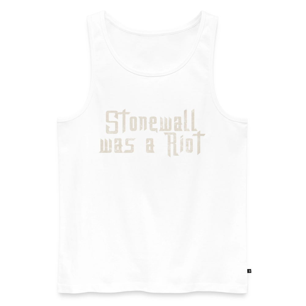 Helles Tank Top auf transparentem Hintergrund mit grauer Typografie. Das Motiv „Stonewall was a Riot“ besticht durch feine Risse in den Buchstaben, die an abgenutzte Street-Art der 60er Jahre erinnern.