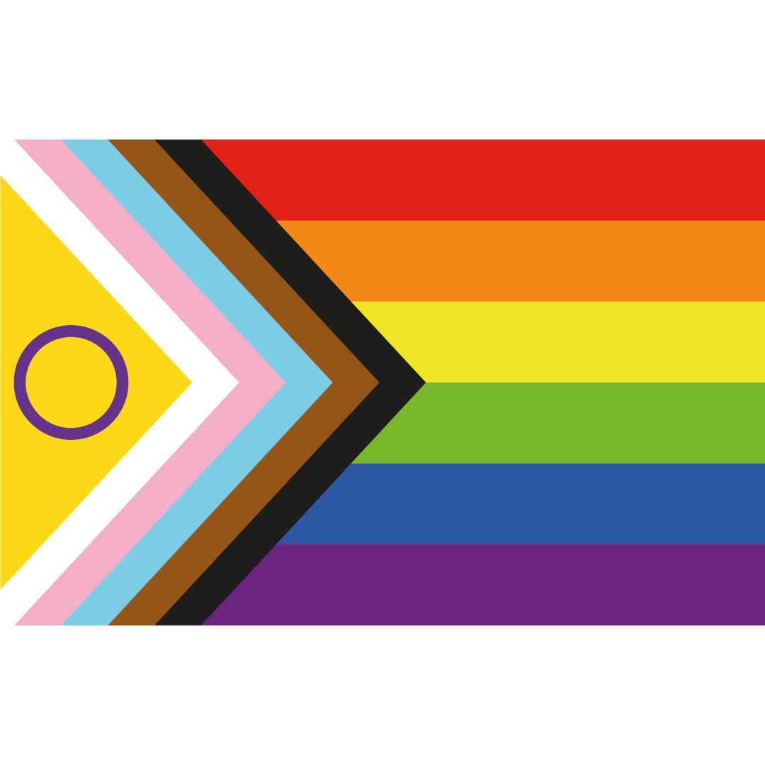 Eine hochauflösende Intersex-Inclusive Progress Pride Flagge auf weißem Hintergrund. Rechts zeigt sie die klassischen Regenbogenstreifen (Rot, Orange, Gelb, Grün, Blau, Violett). Links ragt ein pfeilförmiger Keil nach rechts: Ein gelbes Dreieck mit violettem Kreis (Intersex) umschließt die Winkel in Weiß, Rosa, Hellblau (Trans) sowie Braun und Schwarz (BIPOC/HIV). Saubere, scharfkantige Grafik.