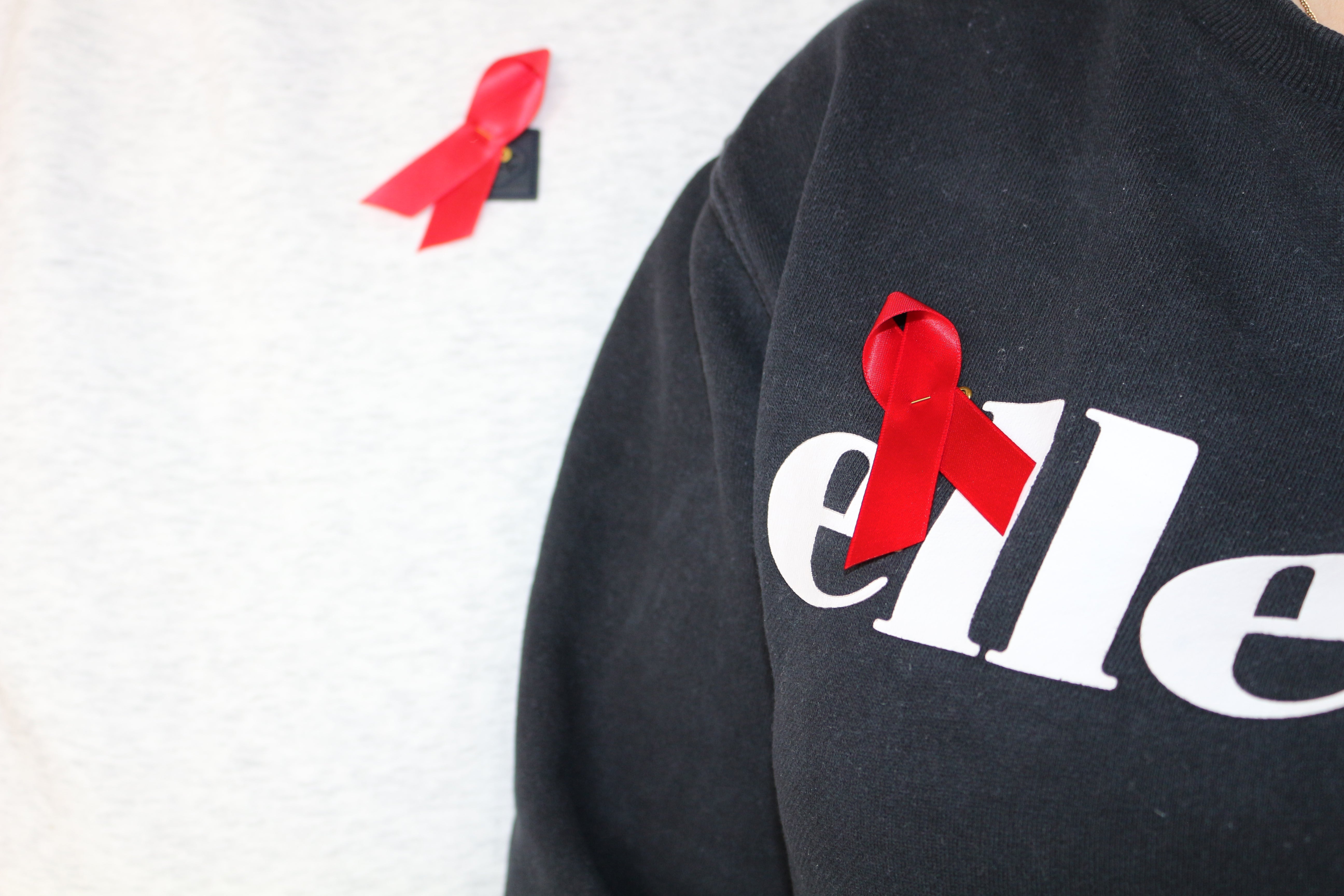 Rote Schleife HIV/AIDS (1.000er Pack) - PrideMerch.de - Team Behinderte im Queer Cities e.V.