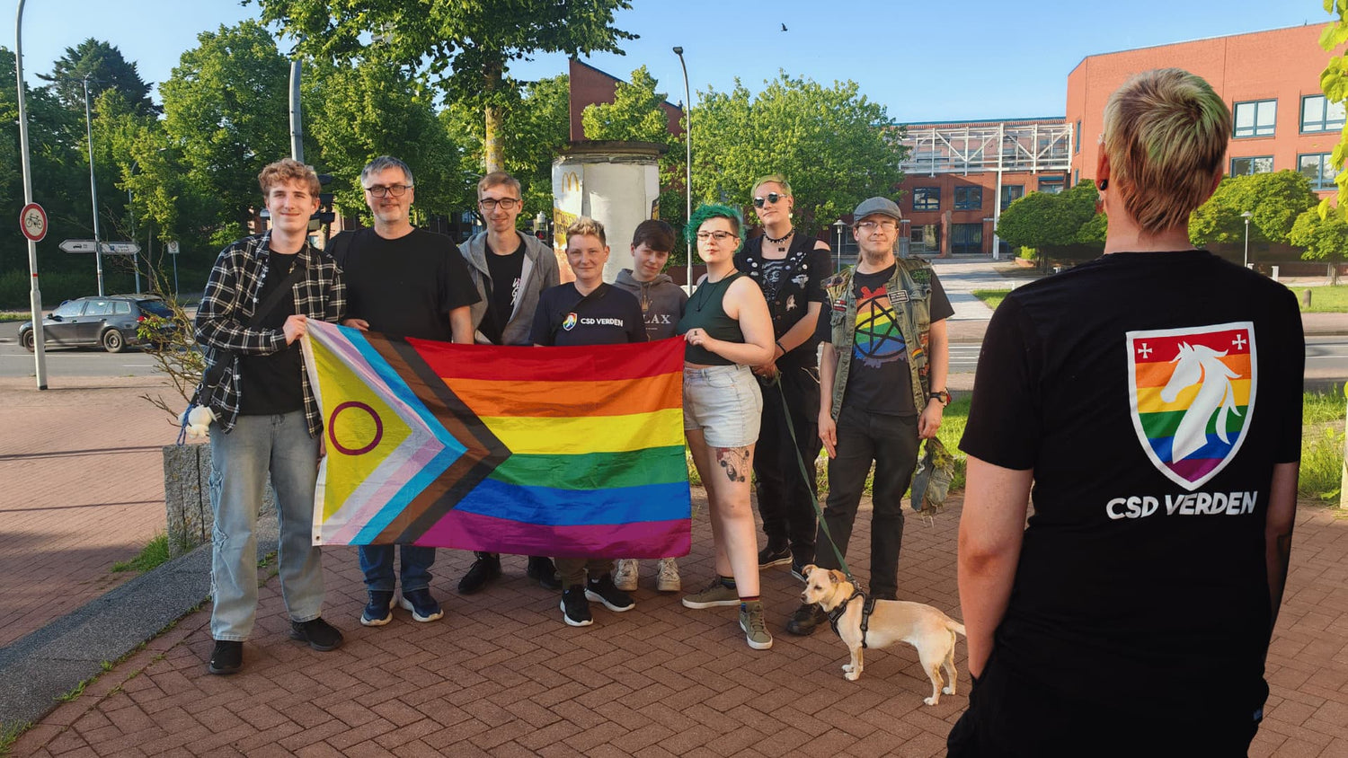 Gruppenfoto des CSD Verden e.V. den neuen Partnerverein für pride und regenbogenartikel von pridemerch by team behinderte