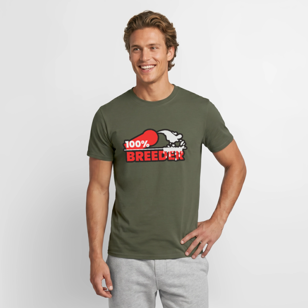 Attraktiver Mann in militärgrünem T-Shirt mit dominantem 100% Breeder Motiv – klares aktives Kink Statement