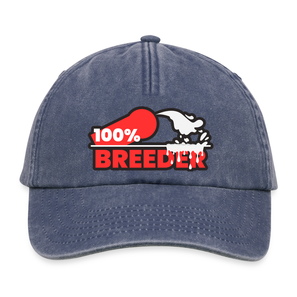 Vintage Denim Cap mit dem kraftvollen "100% Breeder" Kink Fetish Design von PrideLAB auf transparentem Hintergrund – starkes Statement für dominante Tops