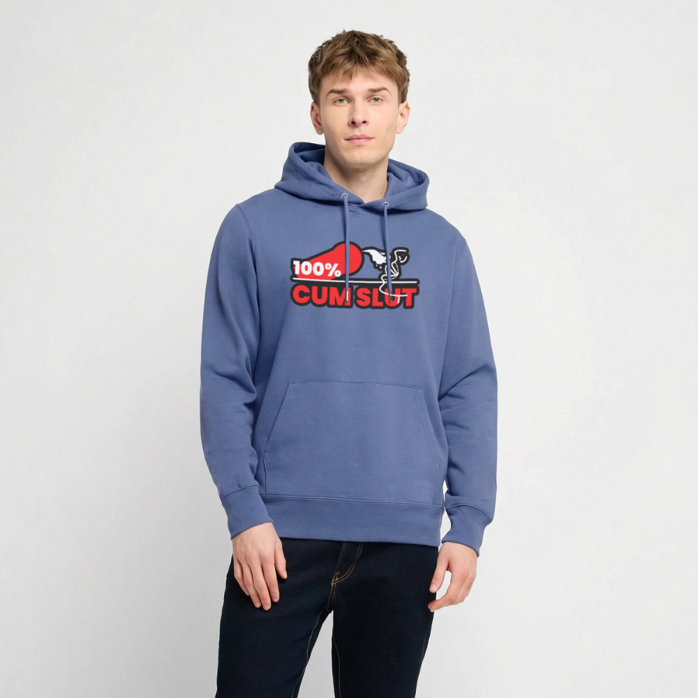 Junger Mann trägt blaues Bio-Hoodie mit dem frechen und direkten "100% Cum Slut" Kink Fetish Design von PrideLAB – selbstbewusstes Bottom Statement, das devote und lustvolle Energie offen zeigt