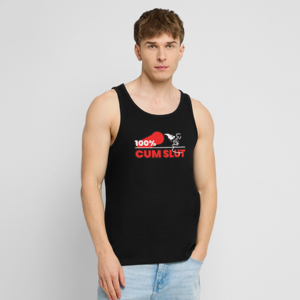 Junger Mann trägt schwarzes Premium Tank Top mit dem frechen und direkten "100% Cum Slut" Kink Fetish Design von PrideLAB – selbstbewusstes Bottom Statement, das die devote und lustvolle Seite offen zeigt