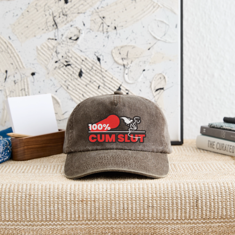 Vintage braunes Cap mit provokantem "100% Cum Slut" Motiv in stilvoller Garderobe – selbstbewusstes Bottom Statement für devote Männer in der Fetisch und Puppy Szene