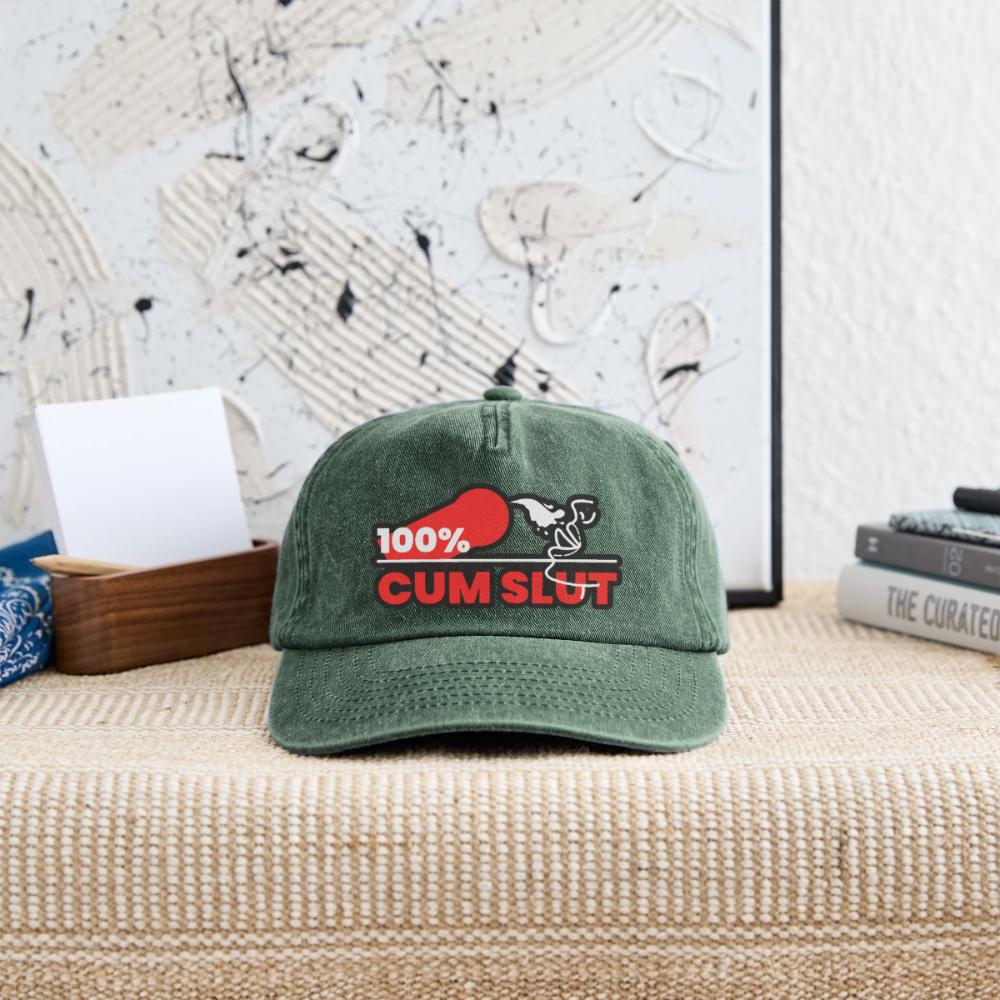 Vintage flaschengrünes Cap mit frechem "100% Cum Slut" Kink Fetish Design – ideales Statement für devote Bottoms auf dem Weg zur nächsten Gay Party oder Pride