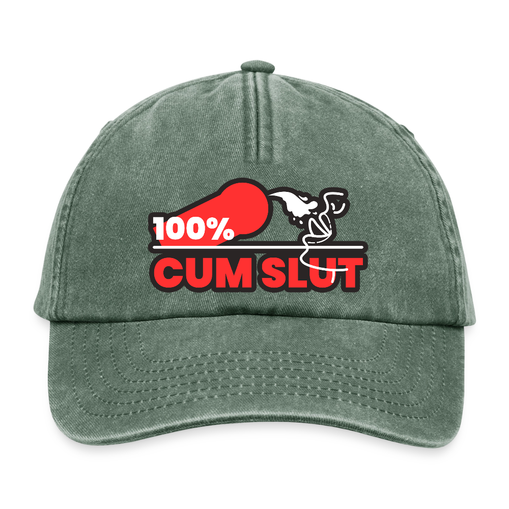 Vintage flaschengrünes Cap mit dem provokanten "100% Cum Slut" Kink Pride Design