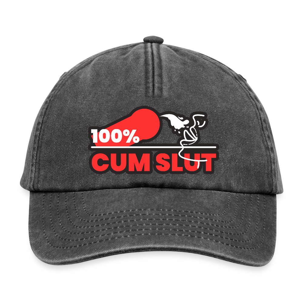 Schwarzes Vintage Cap mit dem starken "100% Cum Slut" Bottom Statement auf transparentem Hintergrund