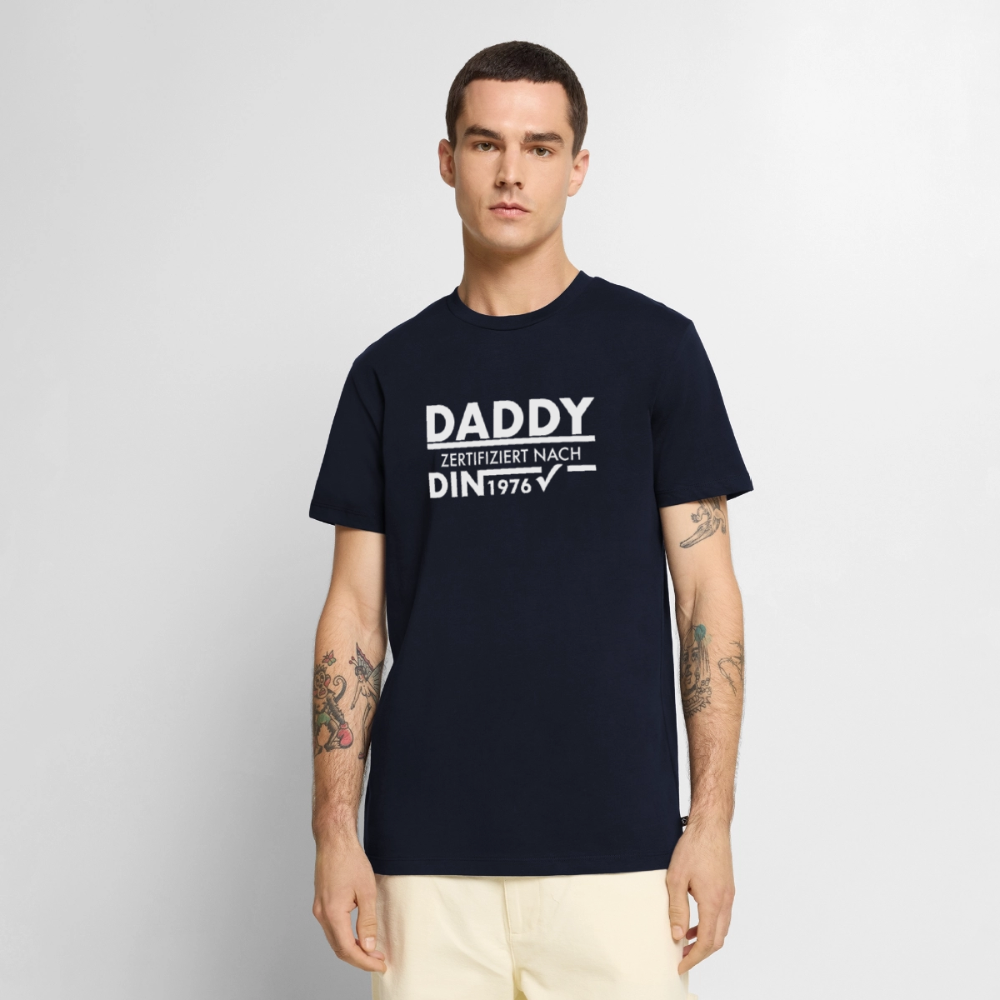 Personalisiertes „Daddy Zertifiziert“ T-Shirt – Nach DIN-Norm [Jahr] - Navy