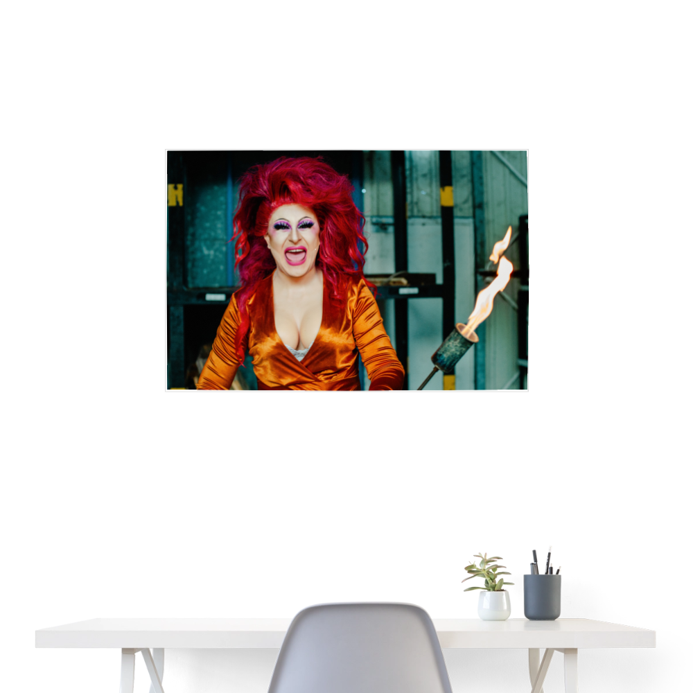 Joyce DeLone Poster „Flammenwerfer“ – 90x60 cm | Kunst-Poster mit Drag-Queen-Ikone - Weiß