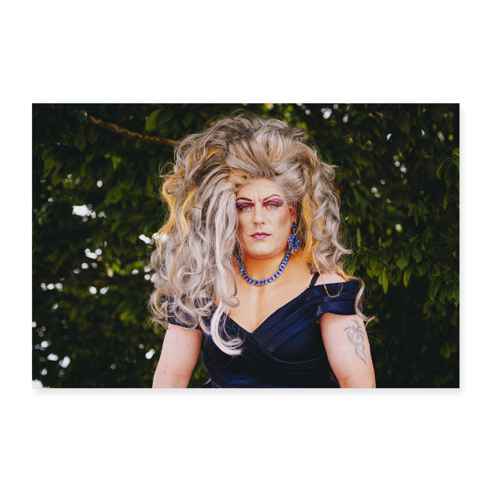 Jolina Wings „Gartenkönigin“  Poster – 90x60 cm | Kunst-Poster mit Drag-Queen-Ikone - Weiß