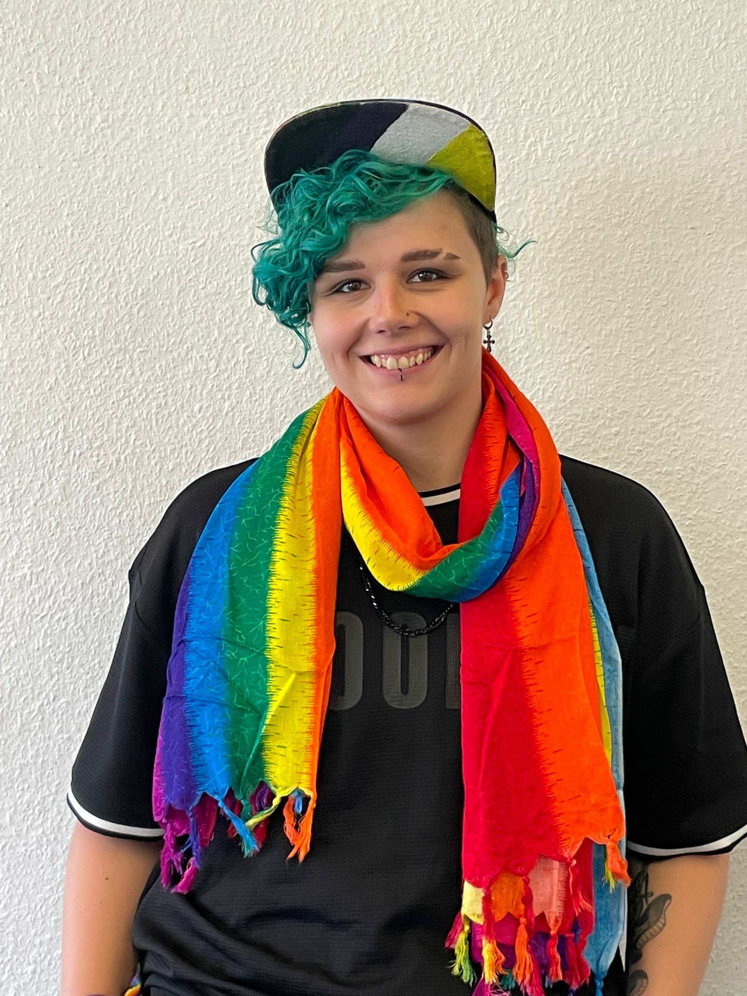Dünner Regenbogenschal - Pride-Schal - PrideMerch.de - Team Behinderte im Queer Cities e.V.