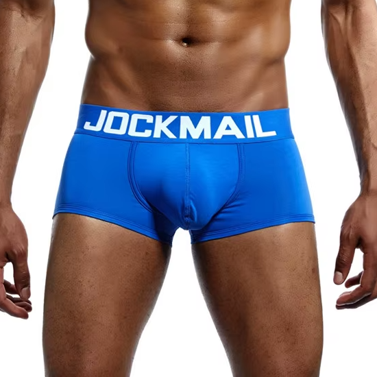 Nahaufnahme von figurbetonten Jockmail Boxer Briefs in Hellblau. Die Unterhose zeichnet sich durch einen formgebenden Frontbereich (Pouch) und einen markanten Logo-Bund aus.