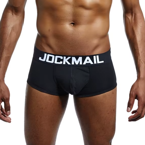 Nahaufnahme von figurbetonten Jockmail Boxer Briefs in Schwarz. Die Unterhose zeichnet sich durch einen formgebenden Frontbereich (Pouch) und einen markanten Logo-Bund aus.