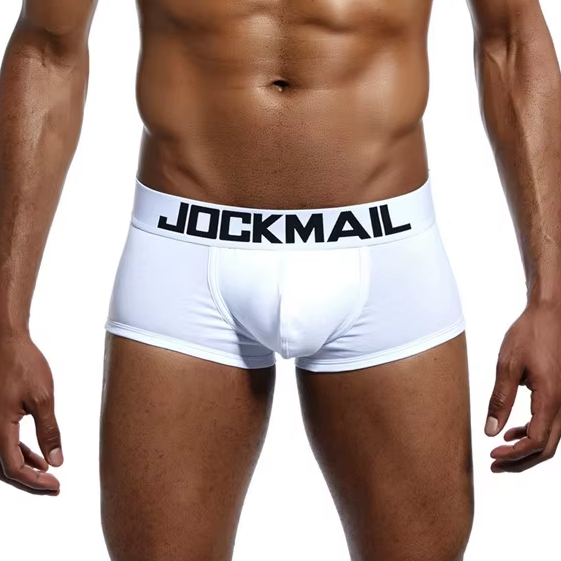 Nahaufnahme von figurbetonten Jockmail Boxer Briefs in Weiß. Die Unterhose zeichnet sich durch einen formgebenden Frontbereich (Pouch) und einen markanten Logo-Bund aus.
