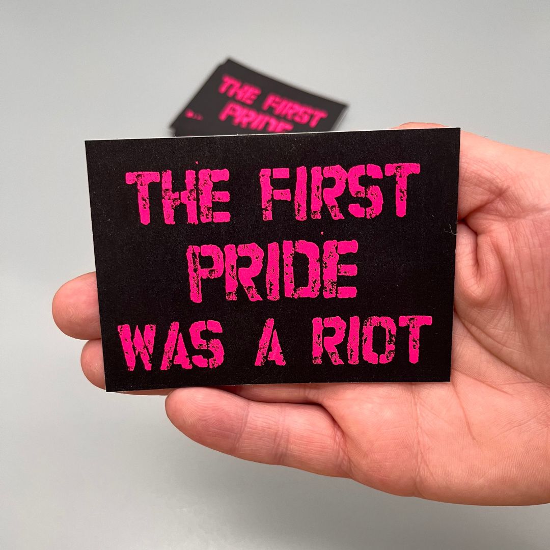 "the first pride was a riot" sticker vynil von vorne. gehalten
