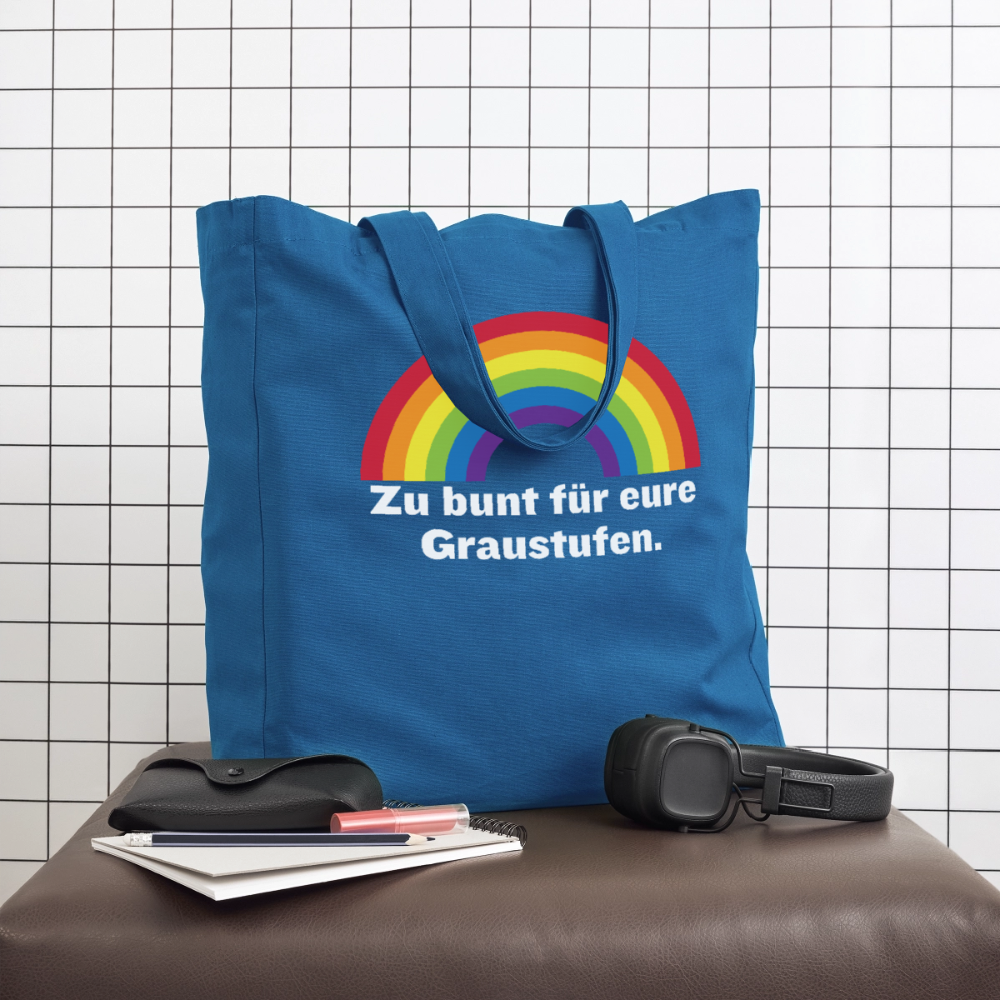 Die hellblaue Statement Tragetasche steht bereit für den Alltag auf einem Hocker vor Kacheloptik