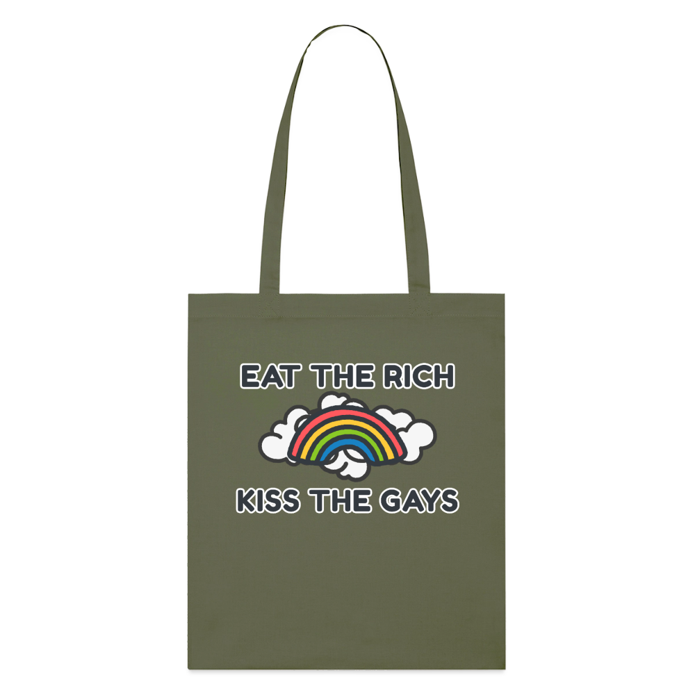 Freigestellter khakifarbener Stoffbeutel mit der zentrierten Doppelbotschaft „Eat The Rich Kiss The Gays“. Der Regenbogen mit weißen Wolken verleiht dem politischen Design eine bunte, queere Note.