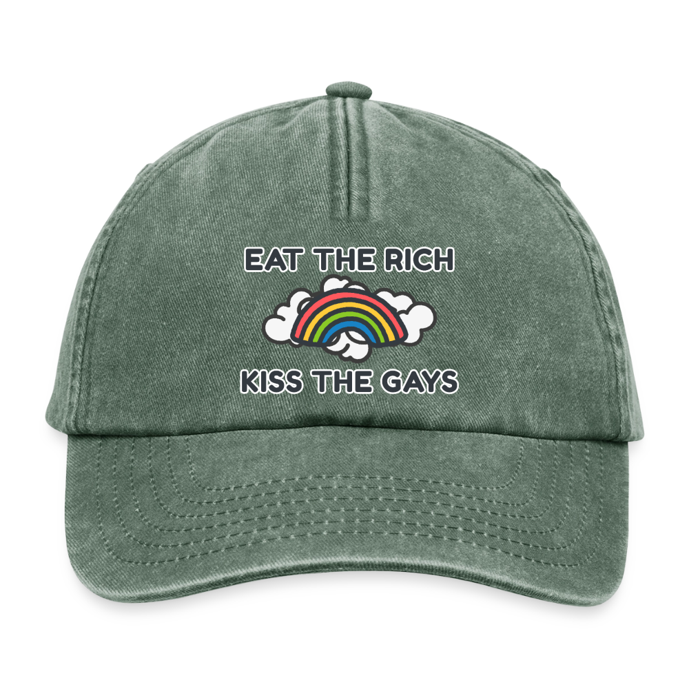 Tiefes, verwaschenes Grün trifft auf die radikale Statement-Typografie „Eat The Rich Kiss The Gays“. Ein strahlender Regenbogen in der Mitte der Basecap verbindet queeren Stolz mit unmissverständlicher politischer Haltung.
