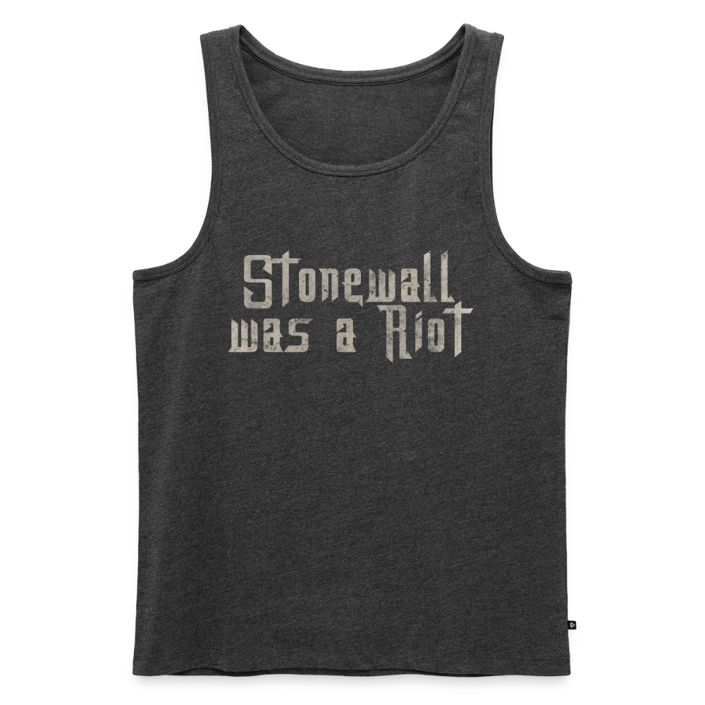 Freigestelltes Tank Top in Anthrazit meliert mit zentriertem Aktivismus-Print. Die rissige, helle Schablonenschrift „Stonewall was a Riot“ verschmilzt optisch mit dem melierten Stoff und setzt ein starkes politisches Statement.