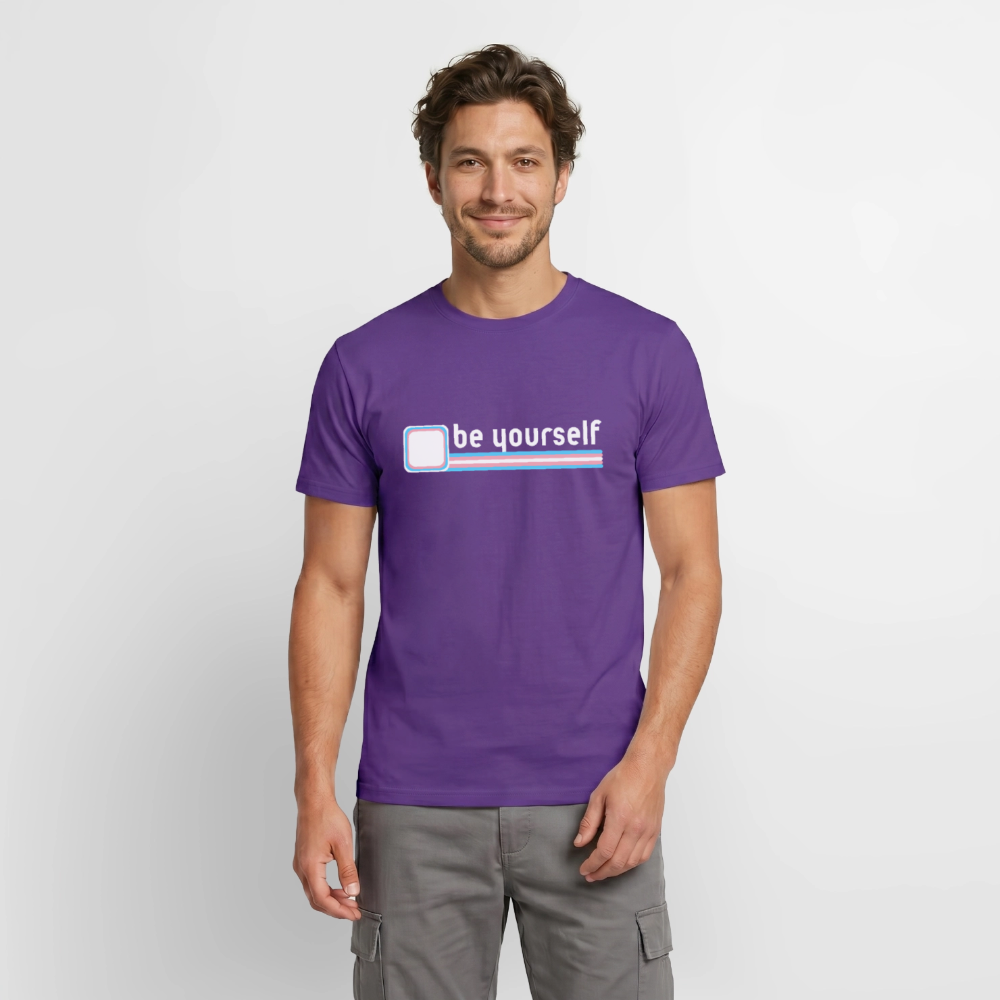 Präsentation des lila T-Shirts an einem Model. Der unmissverständliche Schriftzug „be yourself" wird von den Linien der Trans-Flagge unterstrichen – ein modernes und selbstbewusstes Outfit für den Alltag.