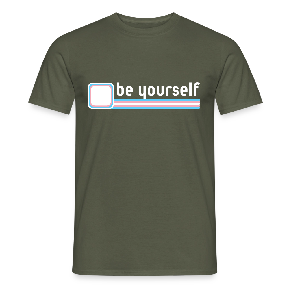 Auf diesem freigestellten militärgrünen T-Shirt leuchten die Trans-Flaggen-Farben besonders stark. Zusammen mit dem weißen "be yourself" entsteht ein modernes, reduziertes Design für die Sichtbarkeit queerer Identität.