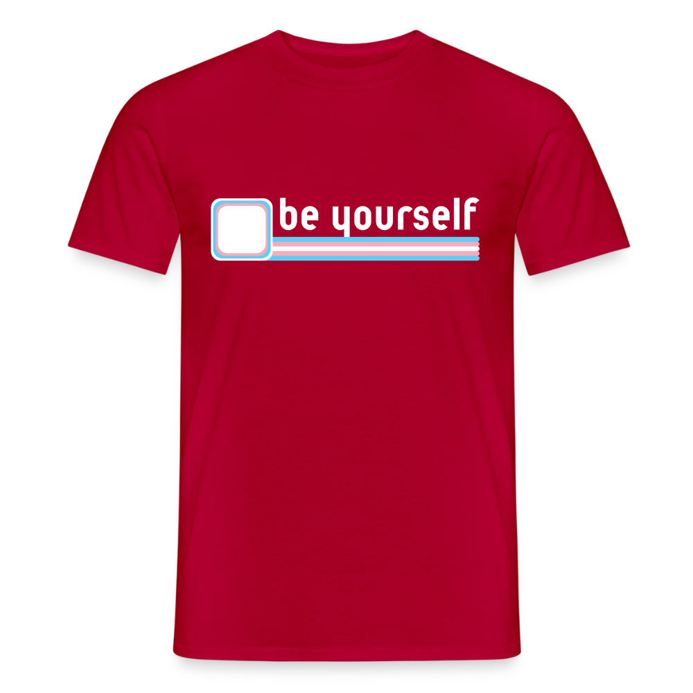 Das rote T-Shirt unterstreicht die auffällige Botschaft "be yourself" mit den Linien der Trans-Flagge. Ein freigestelltes, klares Design, das in der LGBTIQ-Community für echte Sichtbarkeit sorgt.