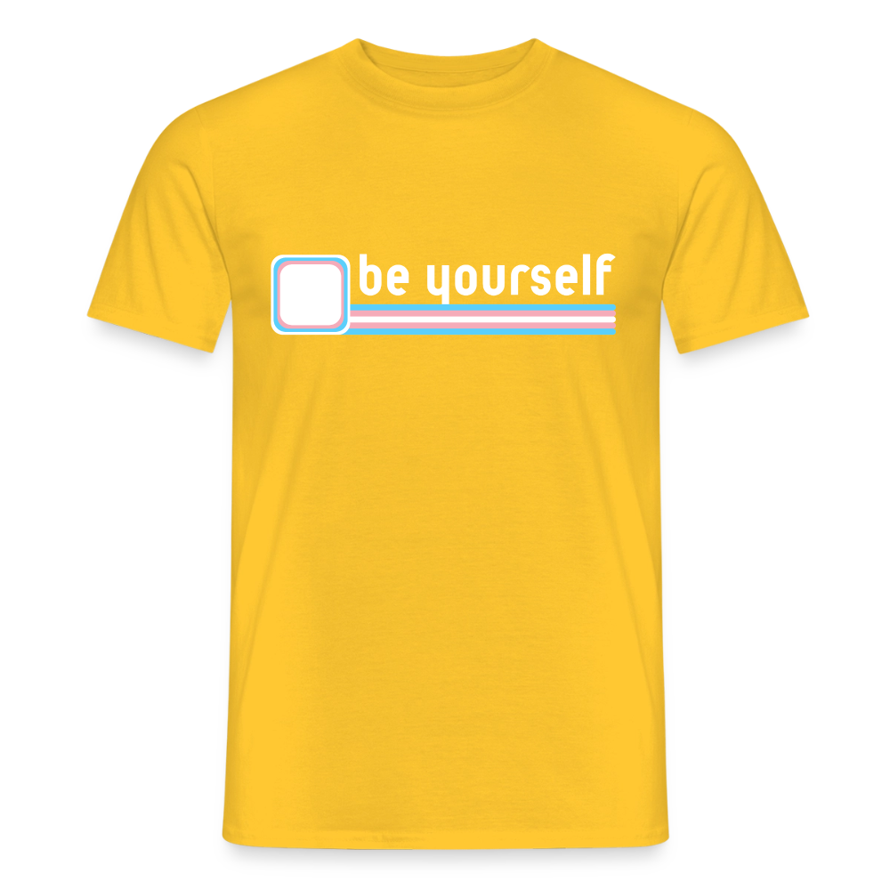 Das gelbe T-Shirt setzt den weißen "be yourself"-Text und die Trans-Farben strahlend in Szene. Freigestellt auf transparentem Hintergrund, symbolisiert dieses reduzierte Design puren Pride und Selbstakzeptanz.