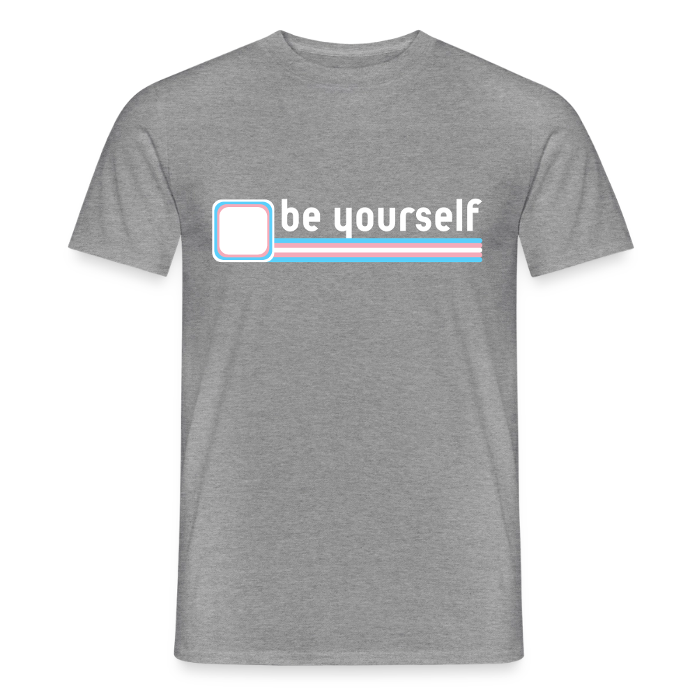 Freigestelltes T-Shirt in Graphit meliert mit zentrierter Botschaft. Der weiße "be yourself"-Schriftzug und das an eine Checkbox erinnernde Trans-Symbol fordern unmissverständlich zu radikaler Selbstakzeptanz auf.