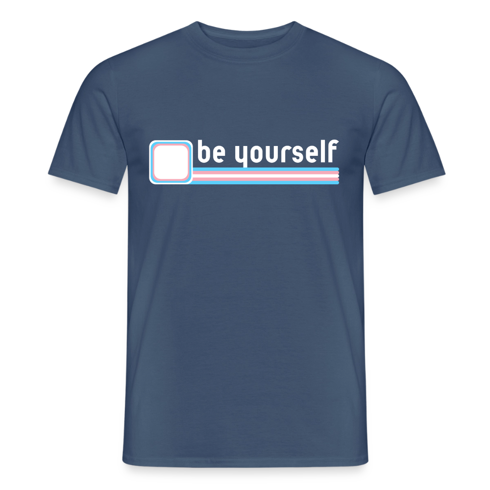 Das T-Shirt in dunklem Denimblau zeigt freigestellt den mutigen Schriftzug „be yourself". Die unterstreichenden Linien in den Trans-Farben setzen ein starkes, minimalistisches Statement für Menschenrechte.