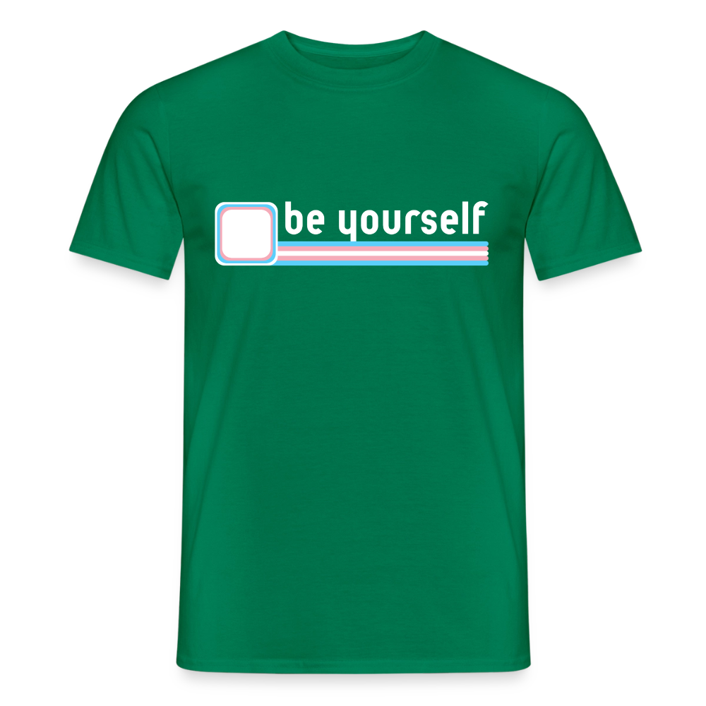 Auf dem freigestellten Kelly Green T-Shirt leuchtet das Trans-Pride-Design. Der klare weiße Schriftzug "be yourself" wird von Rosa, Hellblau und Weiß gestützt – für alle Trans-Personen, die sich nicht verstecken wollen.