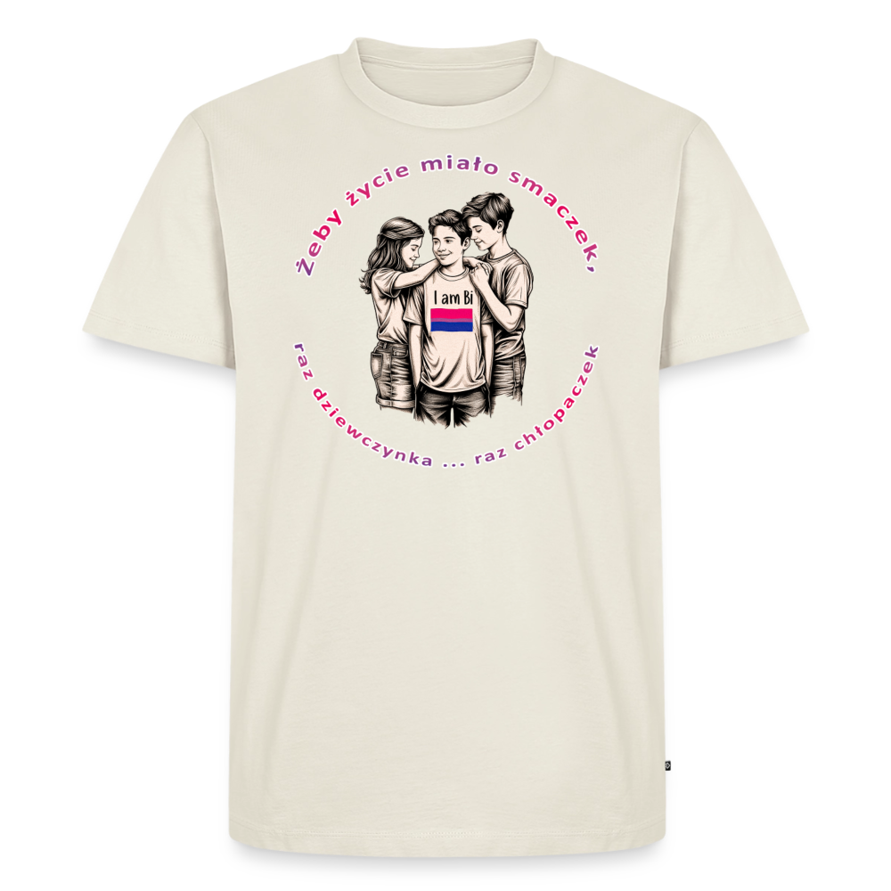 Das naturweiße T-Shirt präsentiert das „Smaczek“-Motiv als zentralen Print. Die Kombination aus nostalgischer Bleistift-Optik und leuchtendem Pink im Schriftzug macht das Shirt zu einem Blickfang für den CSD.