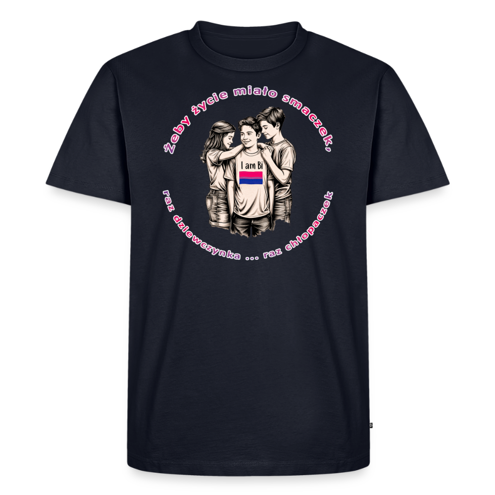 Auf dem dunkelblauen T-Shirt (Navy) sticht die pinke Schrift des „Smaczek“-Designs hervor. Das Motiv zeigt eine solidarische Gruppe queerer Menschen im detaillierten Vektor-Skizzen-Stil von PrideLAB.