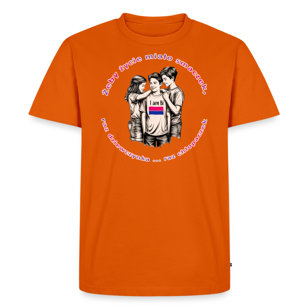 Freigestelltes oranges T-Shirt mit dem großflächigen Design zur Bisexualität. Die Skizze im Retro-Look und die moderne pinke Typografie verschmelzen zu einem lautstarken Statement für LGBTIQ-Rechte.