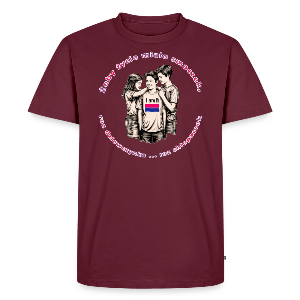 Das burgunderrote T-Shirt trägt die illustrative Grafik von PrideLAB. Die farbige Bisosexuellen-Flagge bildet den einzigen Farbtupfer innerhalb der Skizze, umgeben vom pinken Schriftzug zur Bi-Identität.