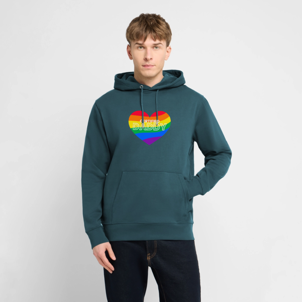 Attraktiver Mann in dunklem Petrol Hoodie mit CERTIFIED DADDY Design – starkes Daddy Statement für dominante Männer ab 30