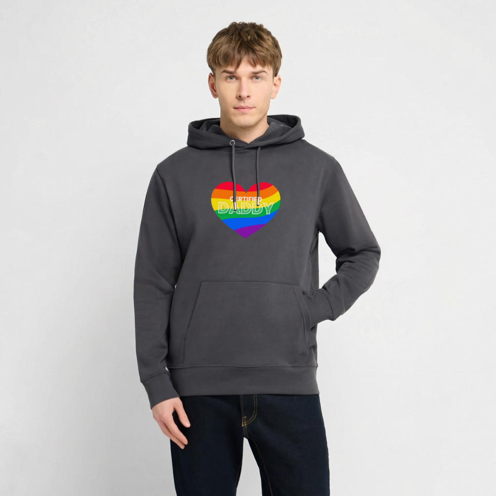 Junger Mann trägt indigoblaues Bio-Hoodie mit dem bunten "CERTIFIED DADDY" Rainbow Herz – selbstbewusstes Statement für erfahrene Daddys in der Gay Kink Szene